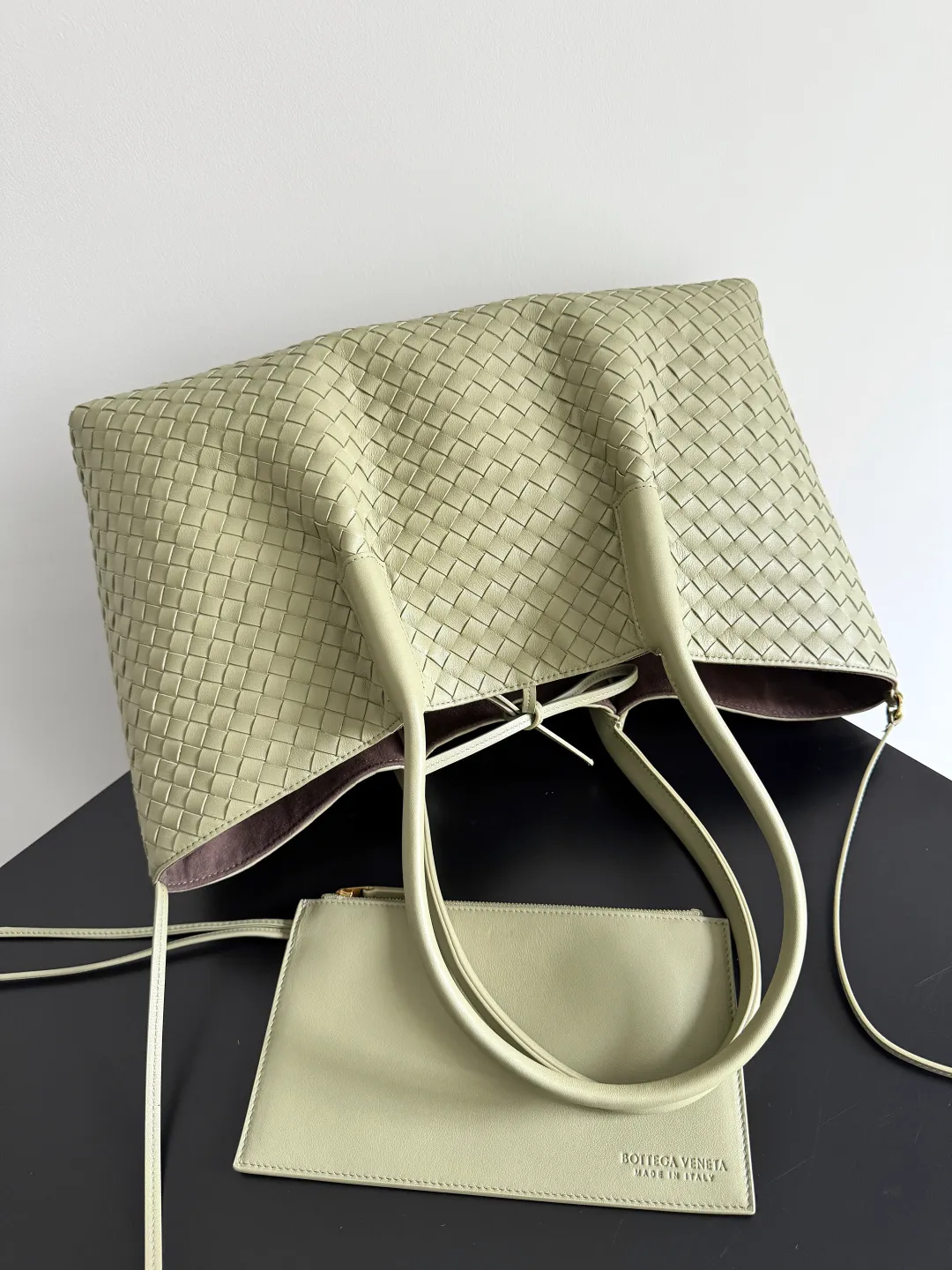 Batch 2660 Bottega Veneta 2025 new product PINACOTECA bag, iconic weaving process, skillfully crafted with 10mm Intrecciato process and equipped with suede lining. Four small strips of leather add character to the design and make the bag more stable. Relaxed yet sophisticated, casual yet refined, suede lining and double-sided design, suitable for shoulder and hand carry. The four straps can be adjusted into different shapes. One pack can be switched between two uses, easily integrating into your daily rhythm. Style number: 817166 Size: 43*23*17.5cm